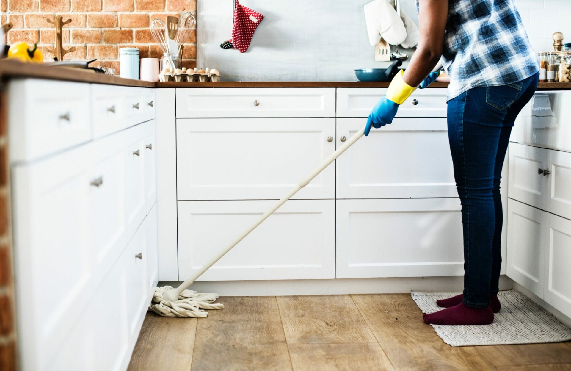 Choosing Between Professional Housekeeping and Deep Cleaning